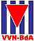 Logo: VVN-BdA. Blaue senkrechte Streifen, darüber rotes Dreieck, mit der Spitze nach unten.