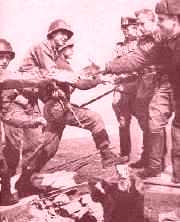 Sowjetische und amerikanische Truppen treffen sich an der Elbe