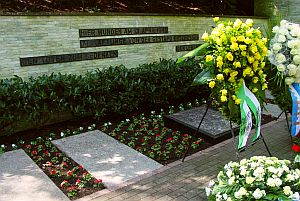 Das am 14. September 1947 in der Wenzelnbergschlucht bei Langenfeld errichtete Mahnmal dient dem ehrenden Gedenken der dort am 13. April 1945 von den Nazis ermordeten 71 Menschen, es wurde im Laufe der Jahre mehrfach verändert. | Foto: Reinhard Linse Gedenkstätte am Wenzelnberg