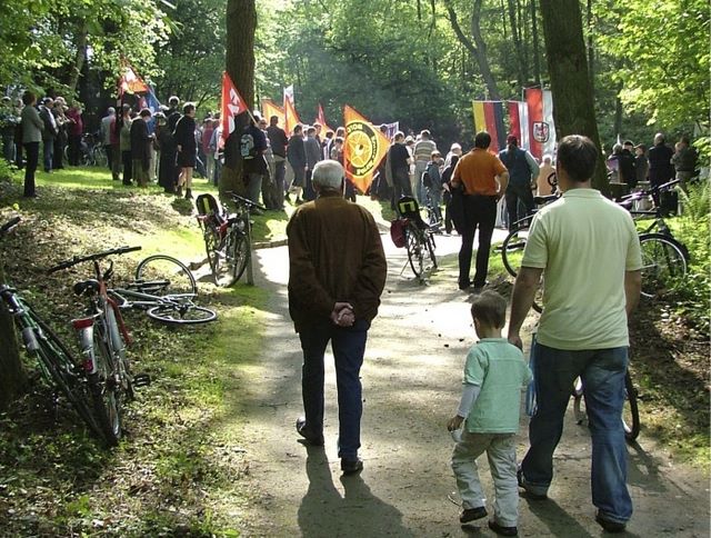 Teilnehmer auf dem Weg zur Gedenkfeier