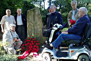 Blumenniederlegung auf dem Manforter Friedhof am Gedenkstein für die in Leverkusen ums Leben gekommenen, meist osteuropäischen Zwangsarbeiter Bumenniederlegeung am Gedenkstein.