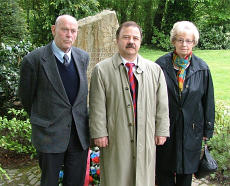 Walborg Schröder, Andrej Rumjanzew, Horst Wilhelms vor dem Gedenkstein