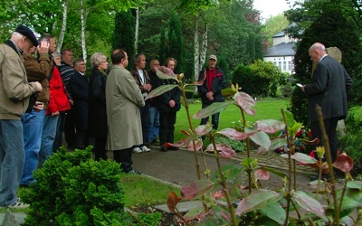 Gedenken auf dem Manforter Friedhof. Andrej Rumjanzew und Walborg Schröde.