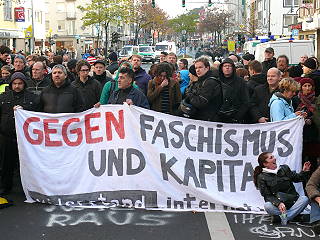 Demonstranten mit Transparent: »Gegen Faschismus und Kapital«.