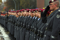 Gelöbnis der Bundeswehr. Angetreten: Soldaten mit rotem Barrett.