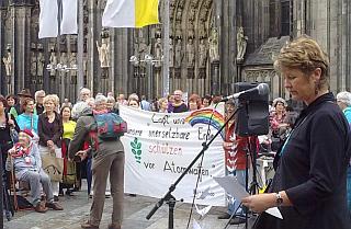 Hiroshima-Nagasak-Gedenken.i Kundgebung 6. August 2011 vor dem Kölner Dom.