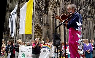 Hiroshima-Nagasak-Gedenken.i Kundgebung 6. August 2011 vor dem Kölner Dom.