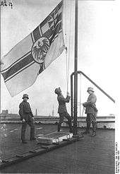 Kapp-Putsch 1920 in Berlin: Soldaten hissen die Kriegsflagge der kaiserlichen Marine, die sie dem demokratischen Schwarz-Rot-Gold vorziehen Auf einem Dach: Soldaten beim Hissen der Kriegsflagge der Kaiserlichen Marine, März 1920.