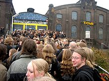 Die ehemalige Turbinenhalle der GHH von 1909 beherbergt heute eine Diskothek Jugendliche warten auf Einlass.