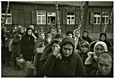 »Ostarbeiterinnen« im Durchgangslager Berlin-Wilhelmshagen – NS-Propagandafoto von Gerhard Gronefeld, 1942 Zwangsarbeiterinnen vor Lagerbaracke.