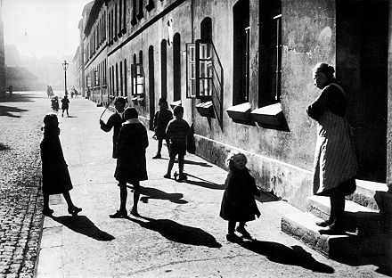 Kinder der Fannystraße (Werkswohnungen der Weberei), Hannover, 1930-33 Spielende Kinder auf der Straße.