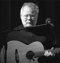 Degenhardt 2006 Porträt: Franz Josef Degenhardt mit Gitarre.