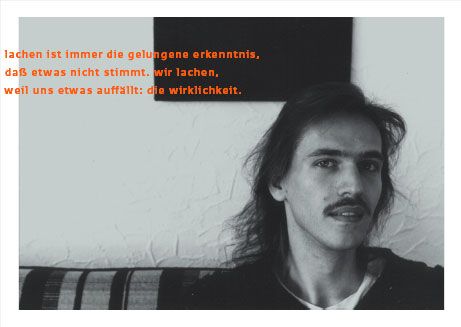 Porträt mit Aufschrift: »lachen ist immer die gelungene erkenntnis, daß etwas nicht stimmt. wir lachen, weil uns etwas auffällt: die wirklichkeit.«